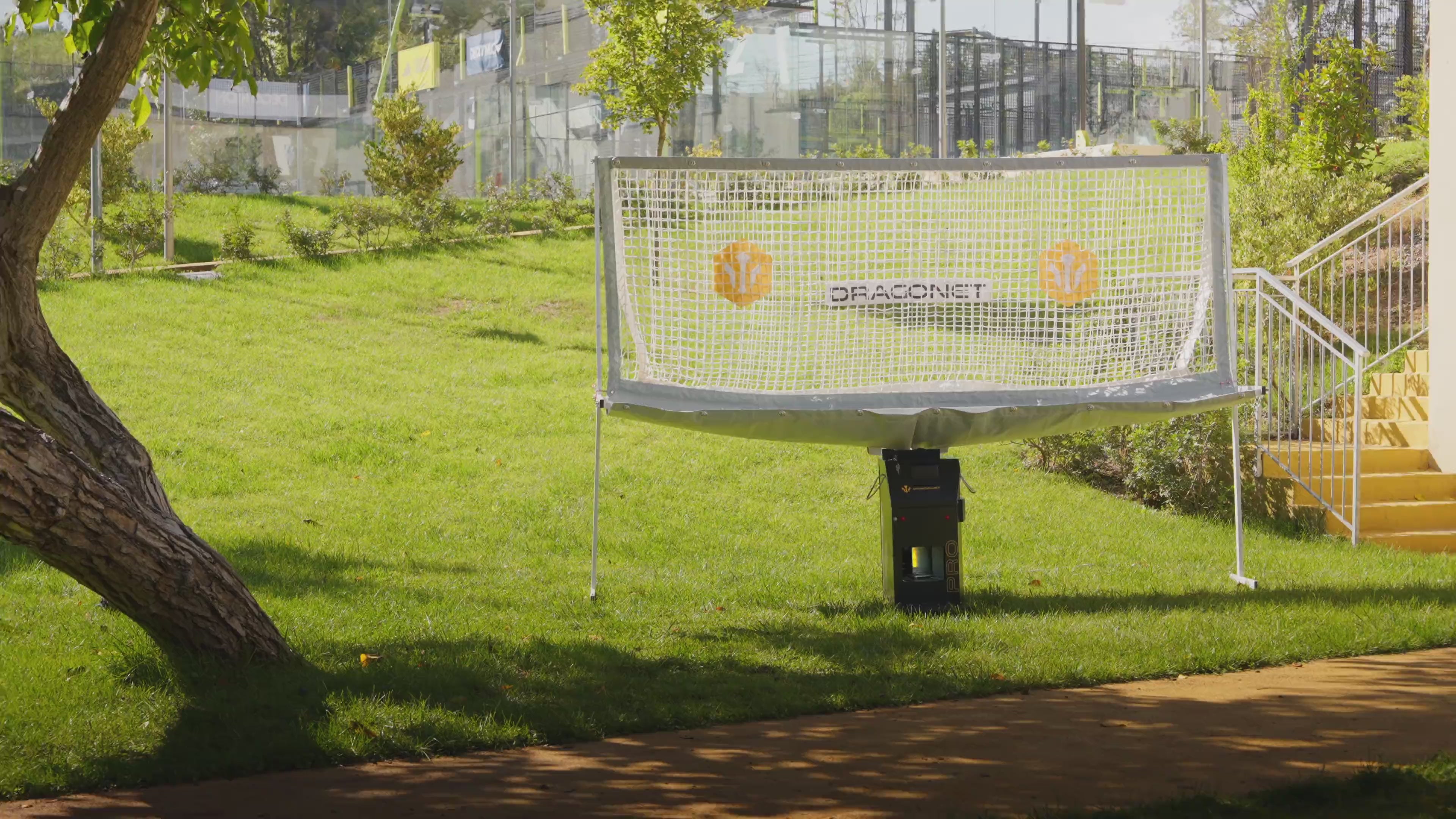 Load video: bandeja, tennis, padel, padel traning, vibora, padel game, training machine, machine, training, padel training
